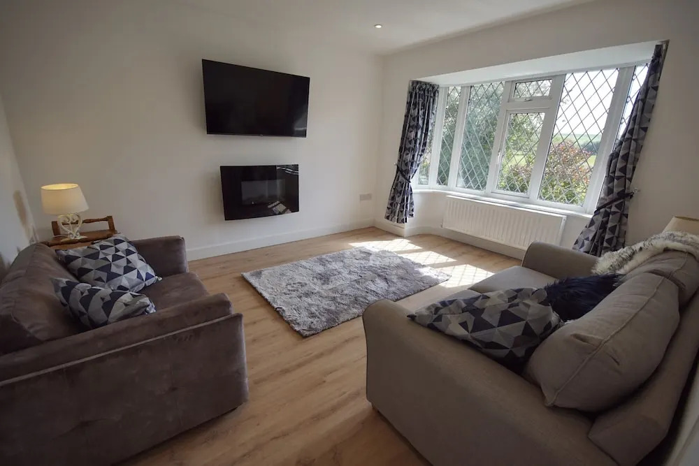 Vale View - Sleeps 6 - Pets Ok - Garden - Parking
