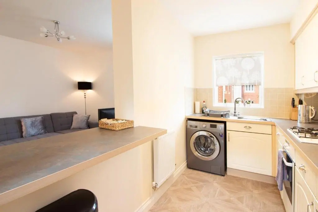 OPP Apartments HW -Contractors, M5 link, Sowton, Exeter City, free parking&Wifi