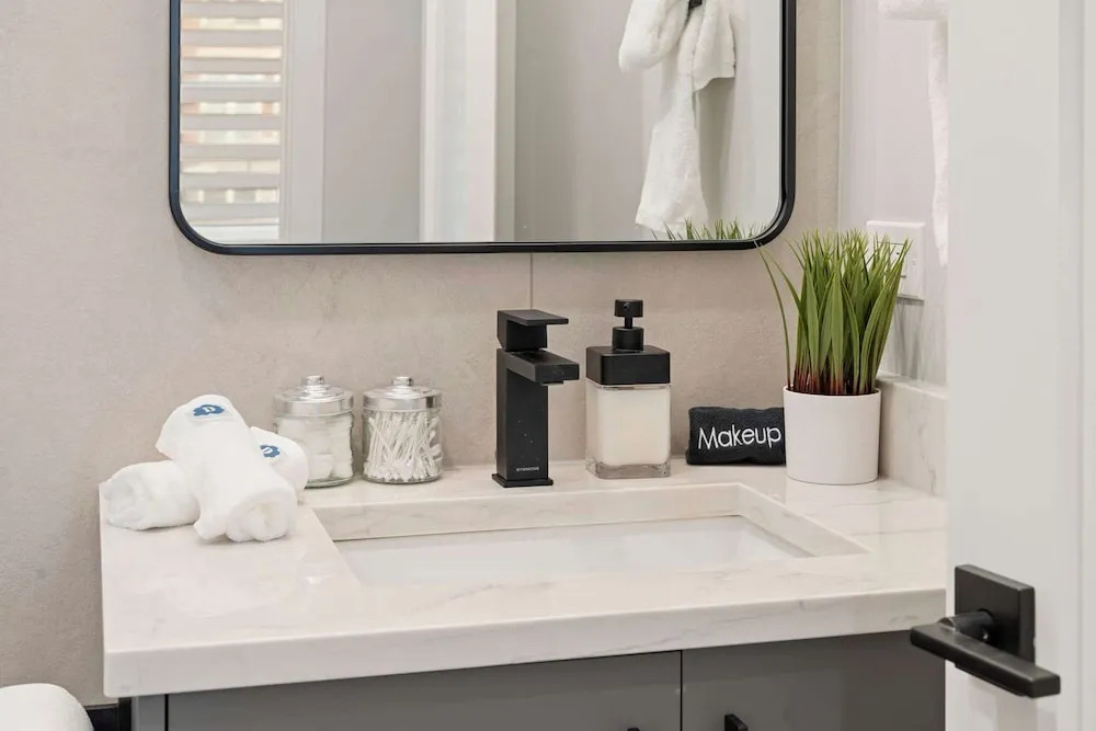 Spacious Bright Modern New Unit in Tri Taylor