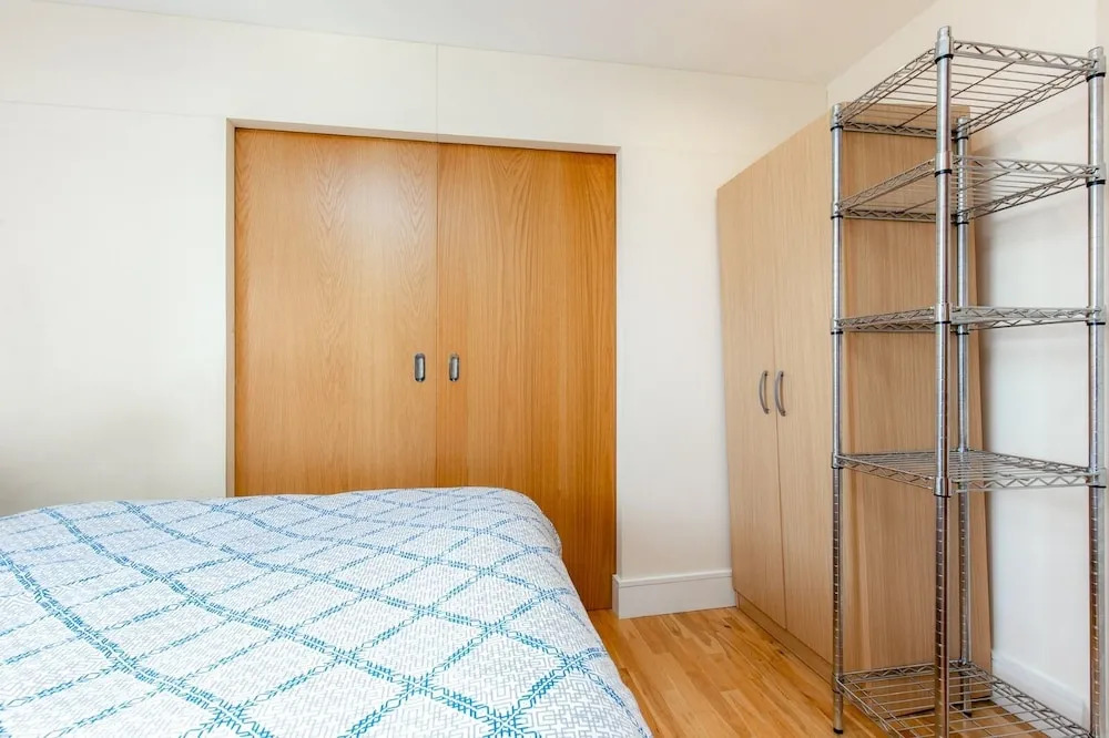 Parkview Apartments 30 - Deluxe Guest Room 2