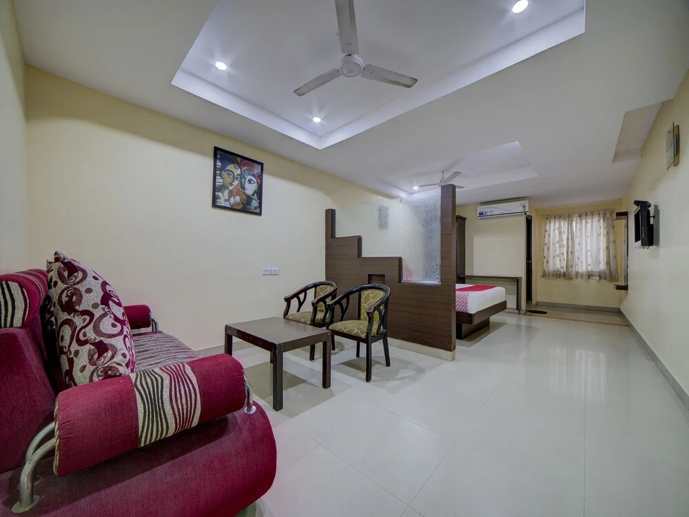 OYO 28033 Pradha Grand