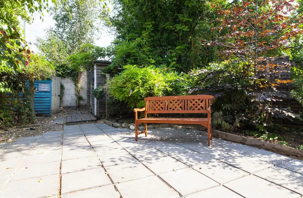 Spacious 3-br House W/conservatory in Greenwich