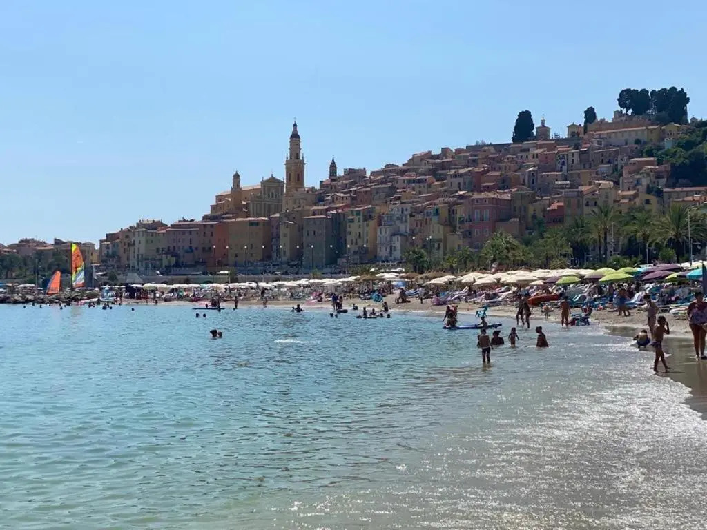 Villa lensoleillée vue panoramique mer, 250m de la plage et du centre ville