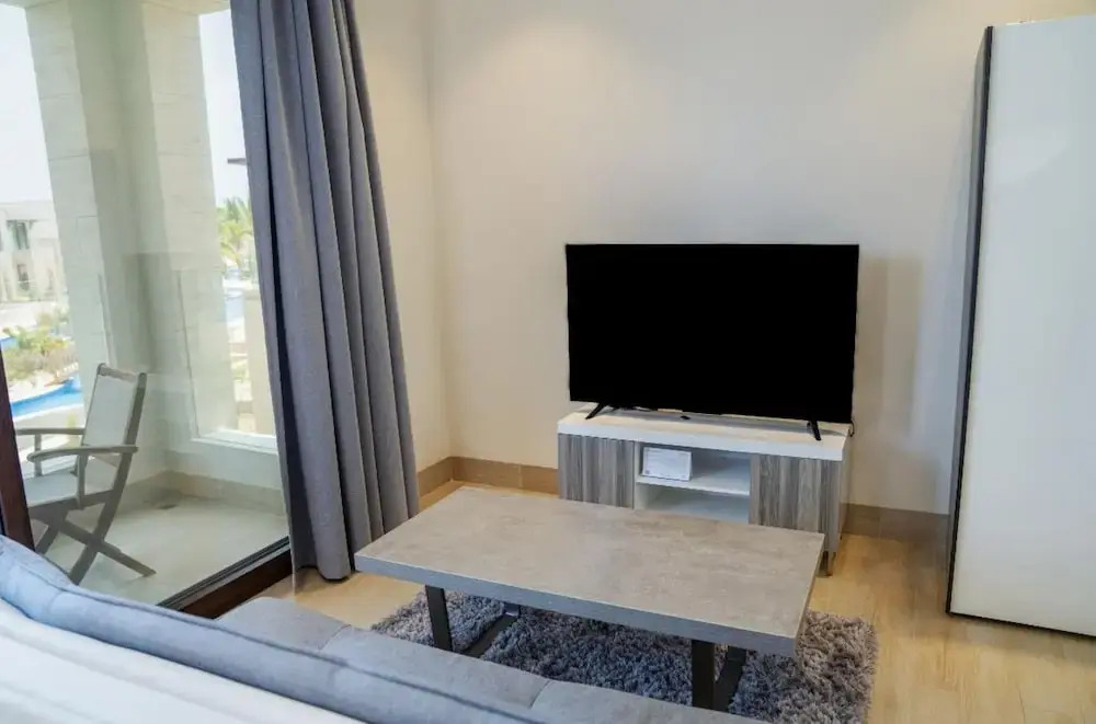 Chic Pool-view Studio With Balcony