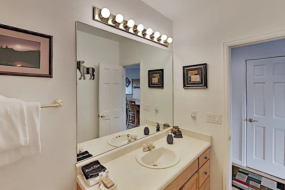 9150rgr9 2 Bedroom Condo