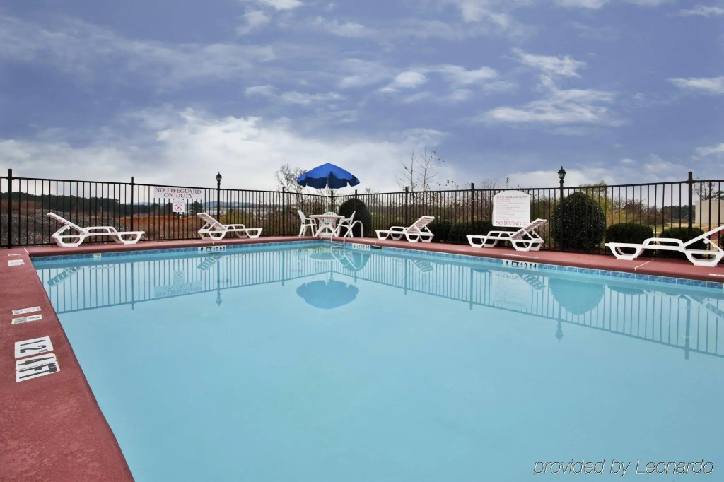 Red Roof Inn & Suites Calhoun