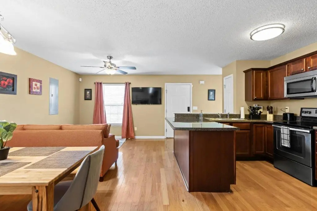 The Elmwood Farmhouse- 10 Mins to Downtown Chattanooga