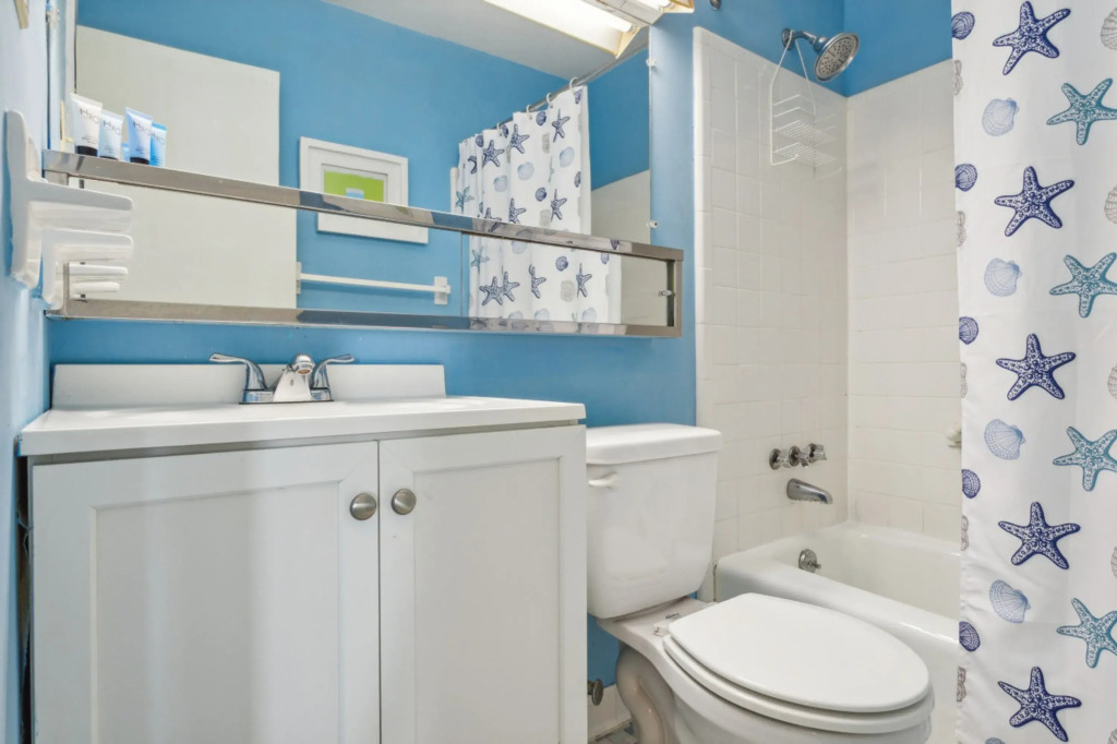 Retro Turtle Reef Condo 1 Block From Beach w Pool