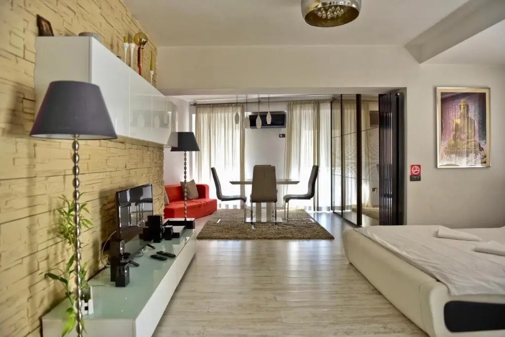 Eric Apartment 100