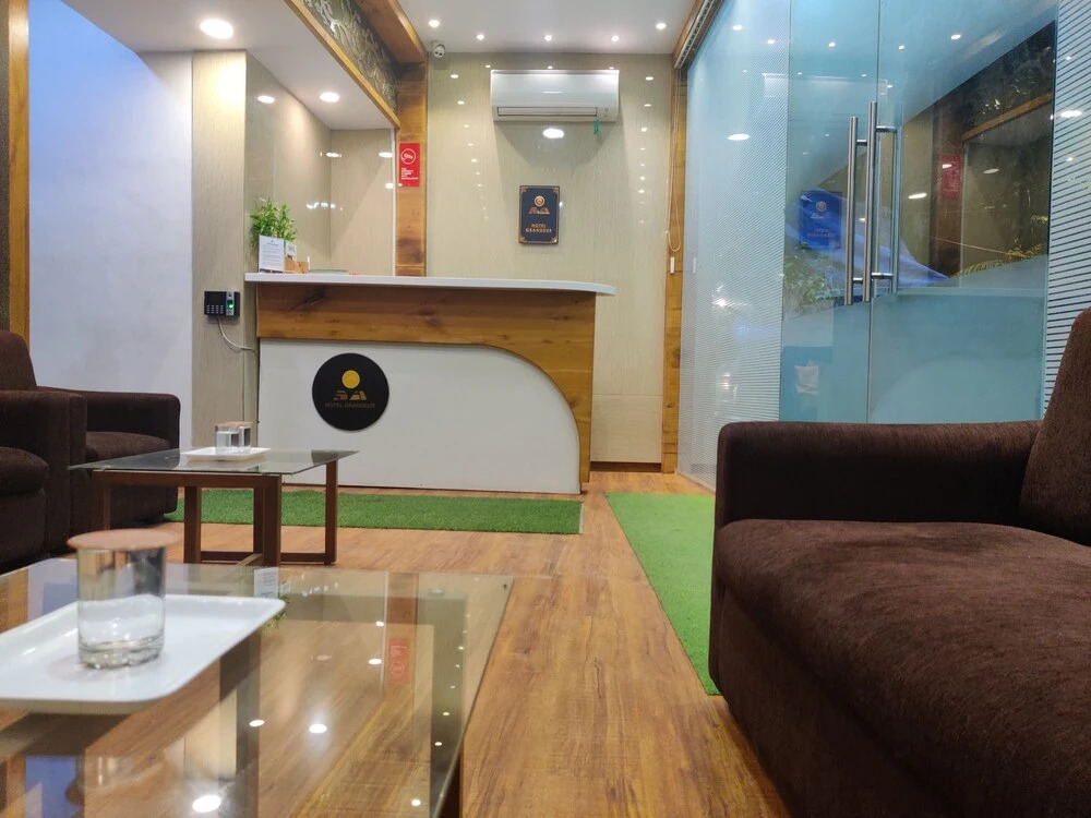 OYO 8490 Hotel Grandeur