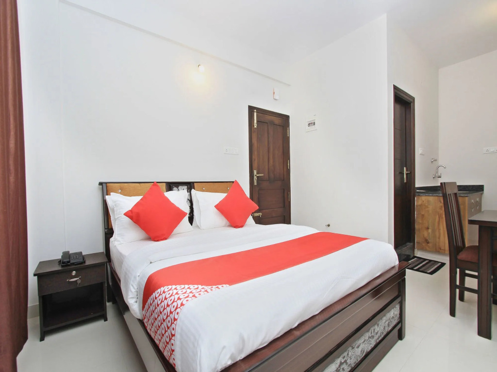 OYO 12033 Hotel Royal Residence