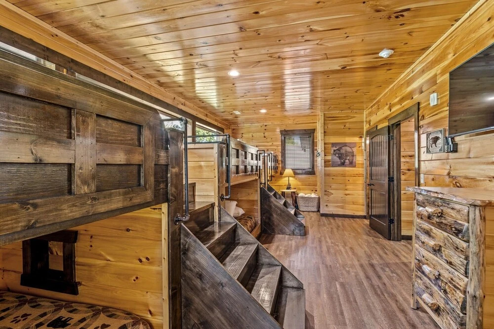 The Big Oak Lodge 16 Bedroom Home by Redawning