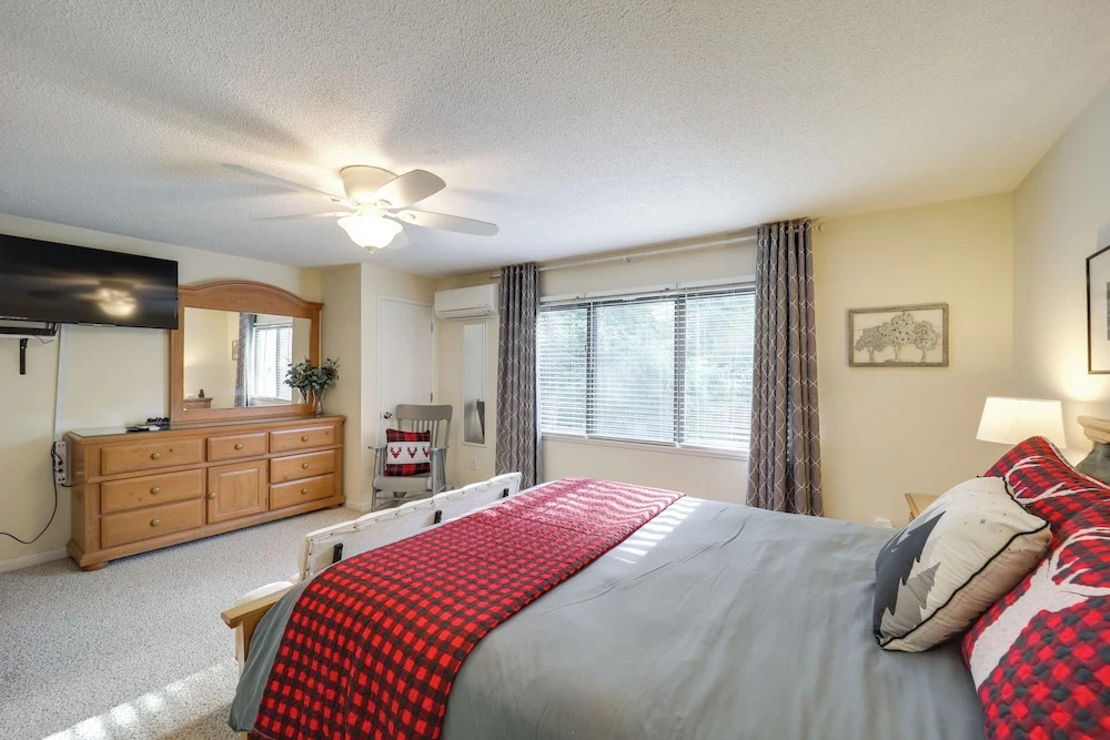 Walk to Ski & Golf: Sugar Mountain Condo!