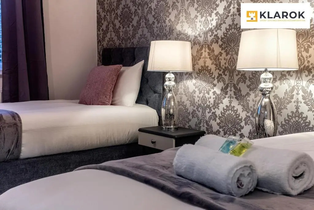 LONG STAYS 25pct OFF - Spacious 3 Bed with Parking & Keyless Access By Klarok Short Lets & Serviced Accommodation
