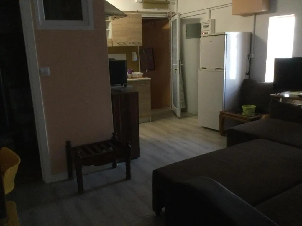 Marias rooms,CHANTZARA SPYROPOULOS,apart 41sq m garden view ,heart city