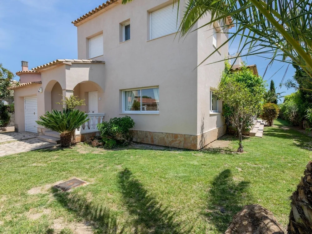 Magnificent Villa in Sant Pere Pescador with Private Pool