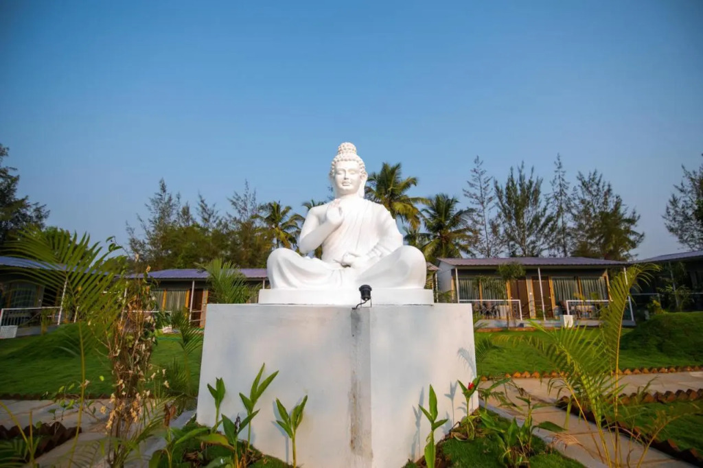 Treebo Lands End Beach Resort - 100m From Morjim Beach