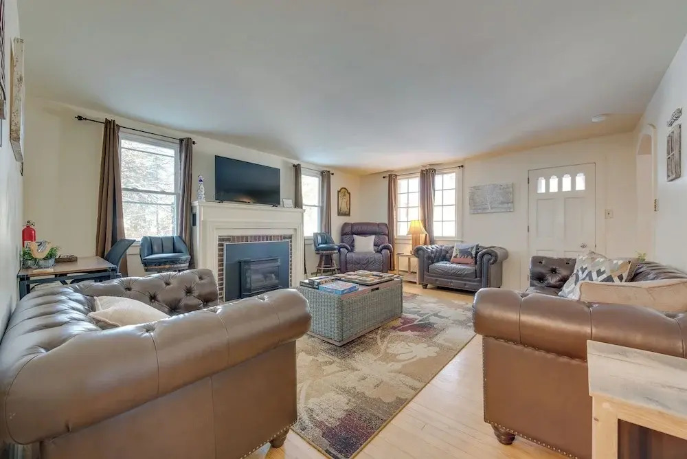 Explore the Poconos! Cozy Creekside Cabin w/ Patio