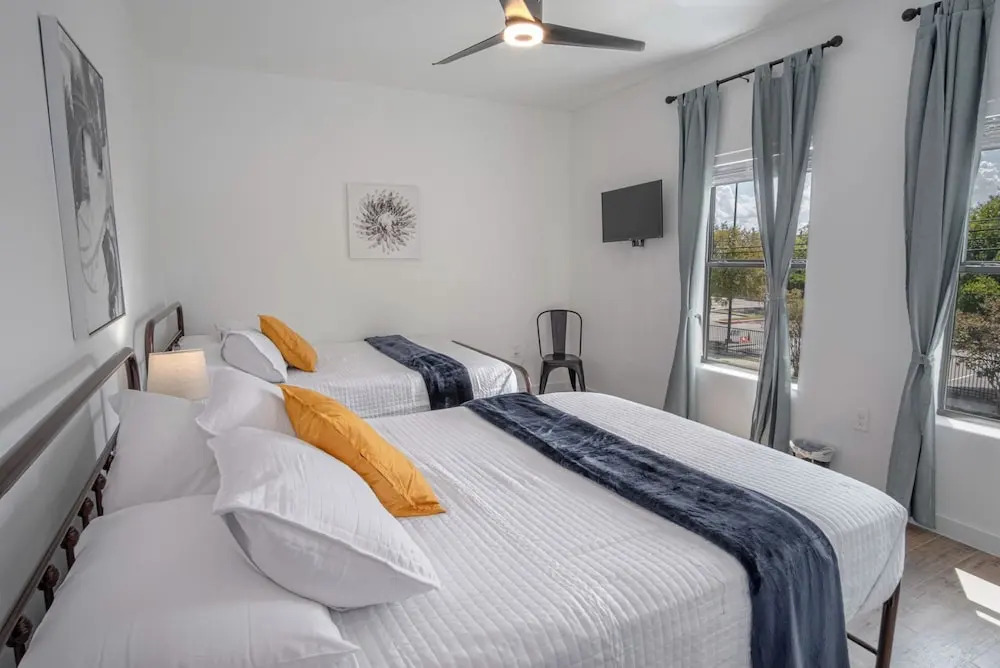 Gorgeous 3 BR 2 BA Near Amazing Downtown
