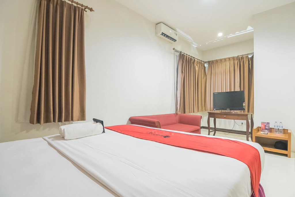RedDoorz Near Trans Studio Mall 3