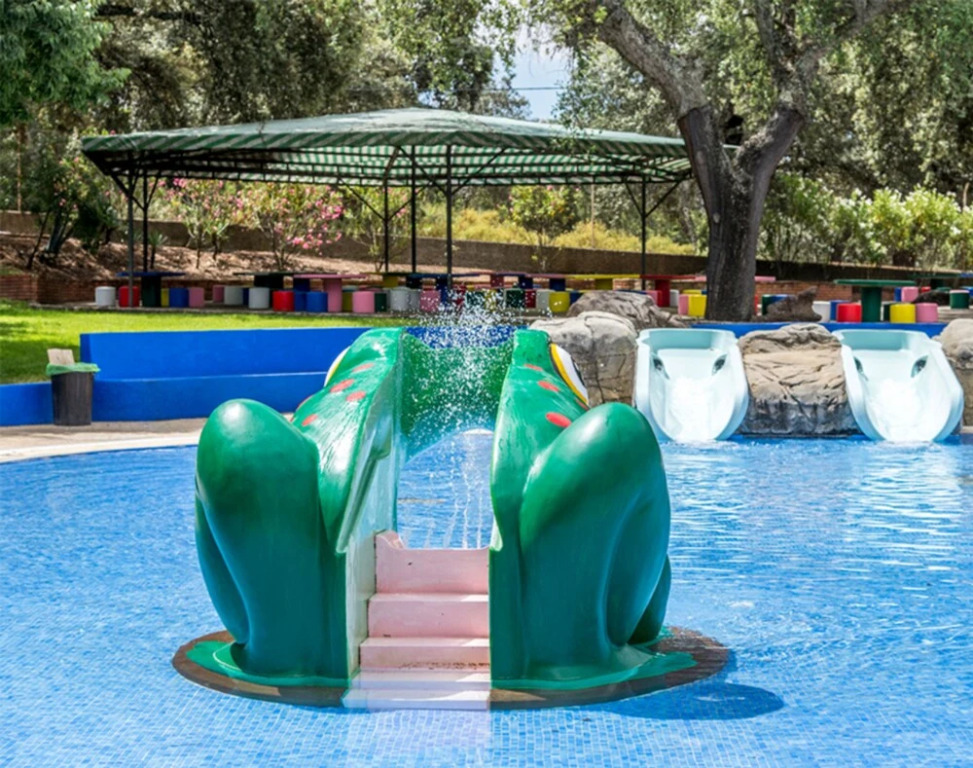 LAS CABAÑAS DEL LAGO más pase piscina las 2 columnas Del 1 junio 2026 al 30 agosto 2026
