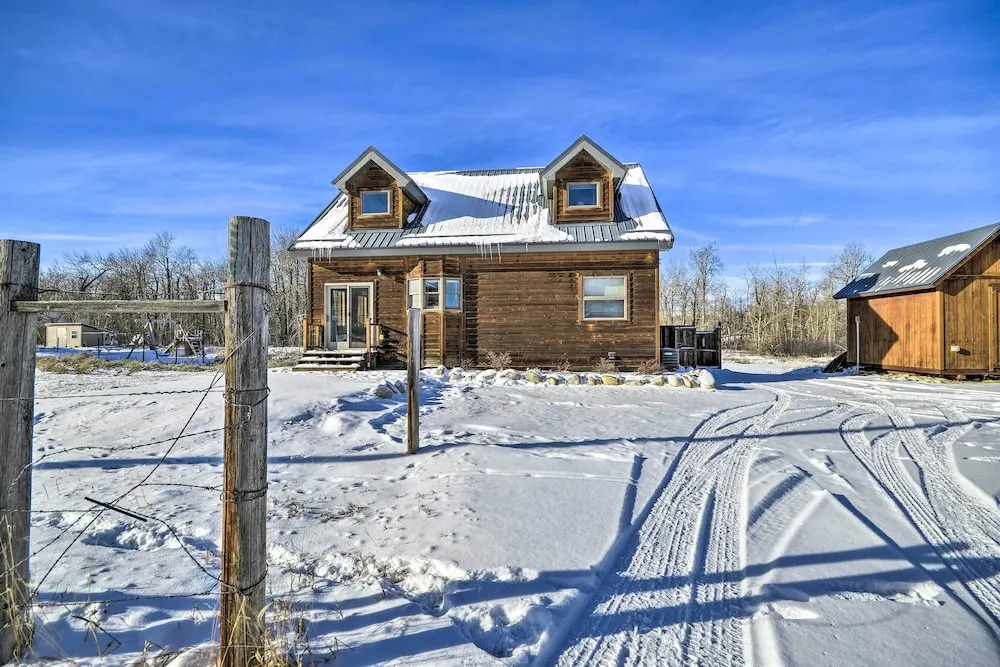 'off The Beaten Path' Cabin w/ Mtn Views & Hot Tub