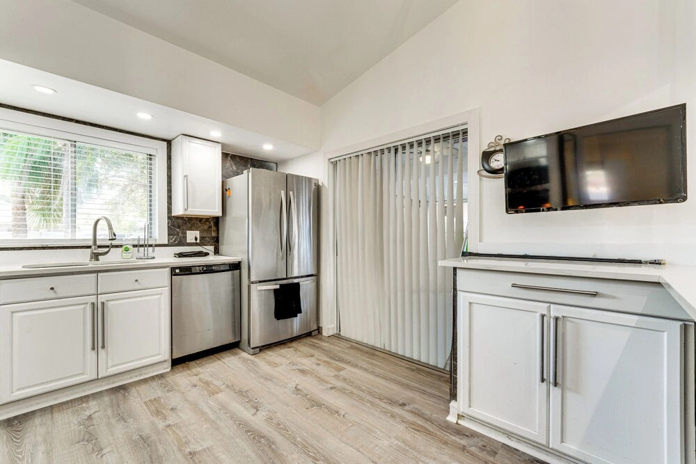 3 Mi to Seaworld! Suburban Home w/ Screened Porch
