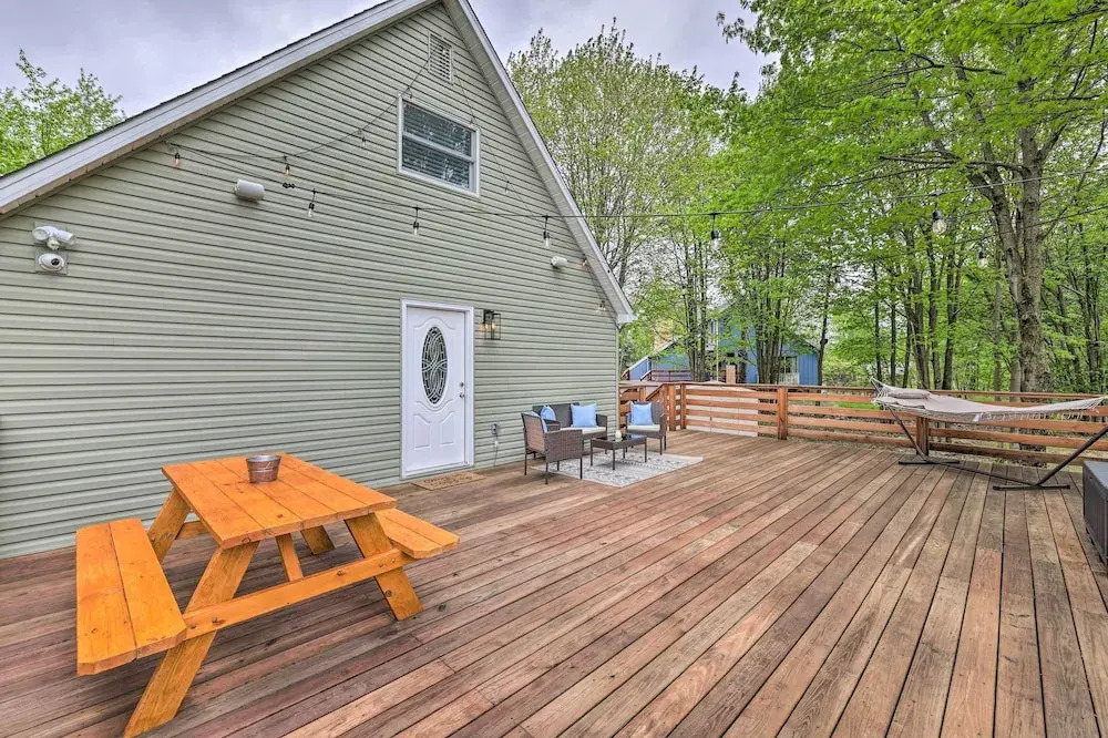 Near Lakes & Resorts: Pet-friendly Long Pond Abode