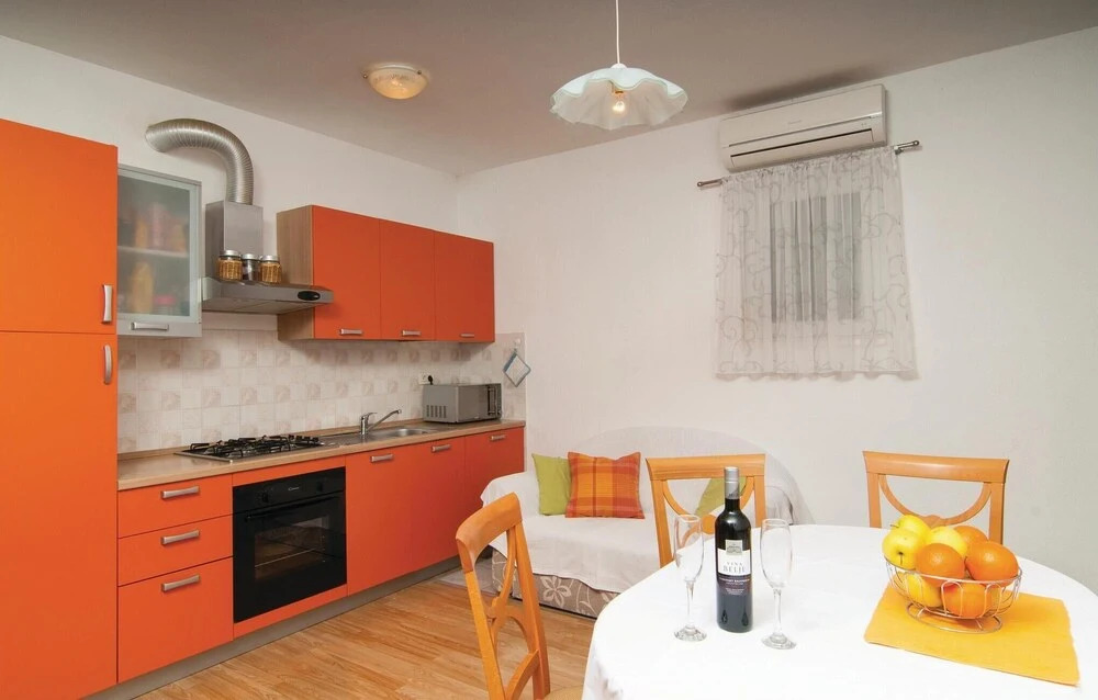 Amazing Home in Podstrana With Wifi and 2 Bedrooms