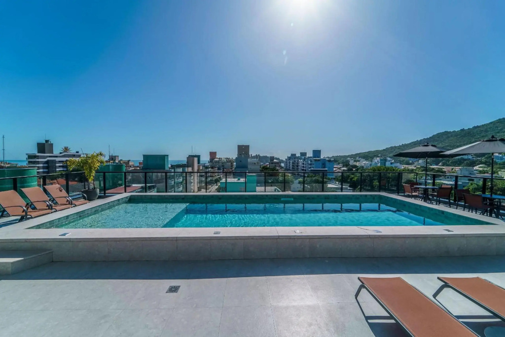 Adra 304 - Apartamento no centro de Bombinhas - Rooftop com piscina e academia - À poucos metros da praia