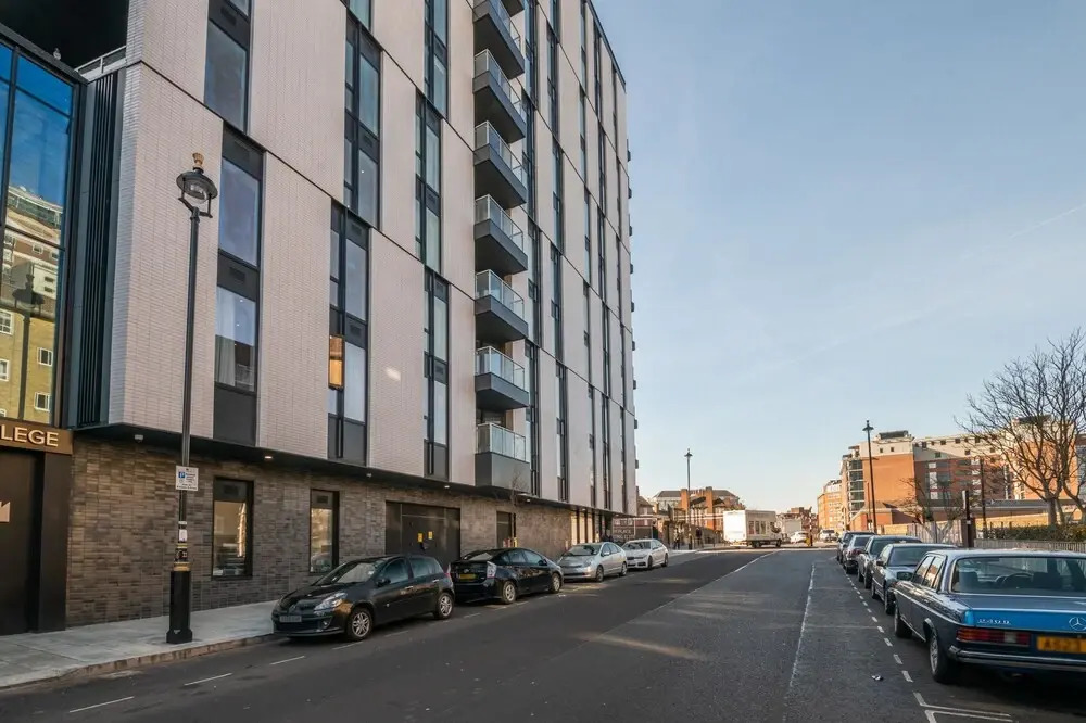 Modern Family Home close to Victoria Station