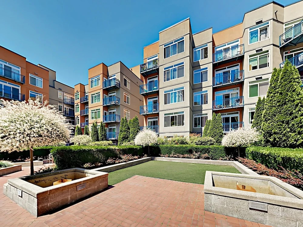 Chic Belltown Court W/ Pool & Rooftop Deck 2 Bedroom Condo