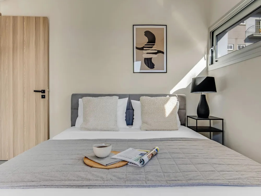 Sanders Crystal - Dreamy 3-bdr Apt w Balconies