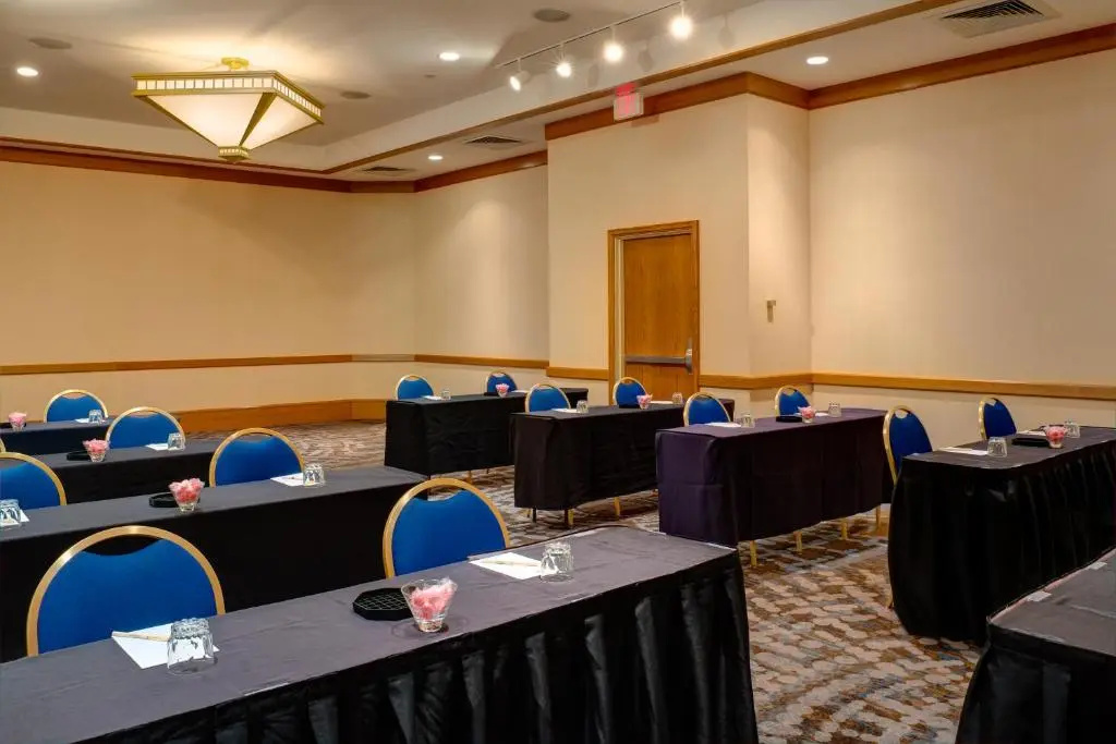 DoubleTree by Hilton Tulsa - Warren Place