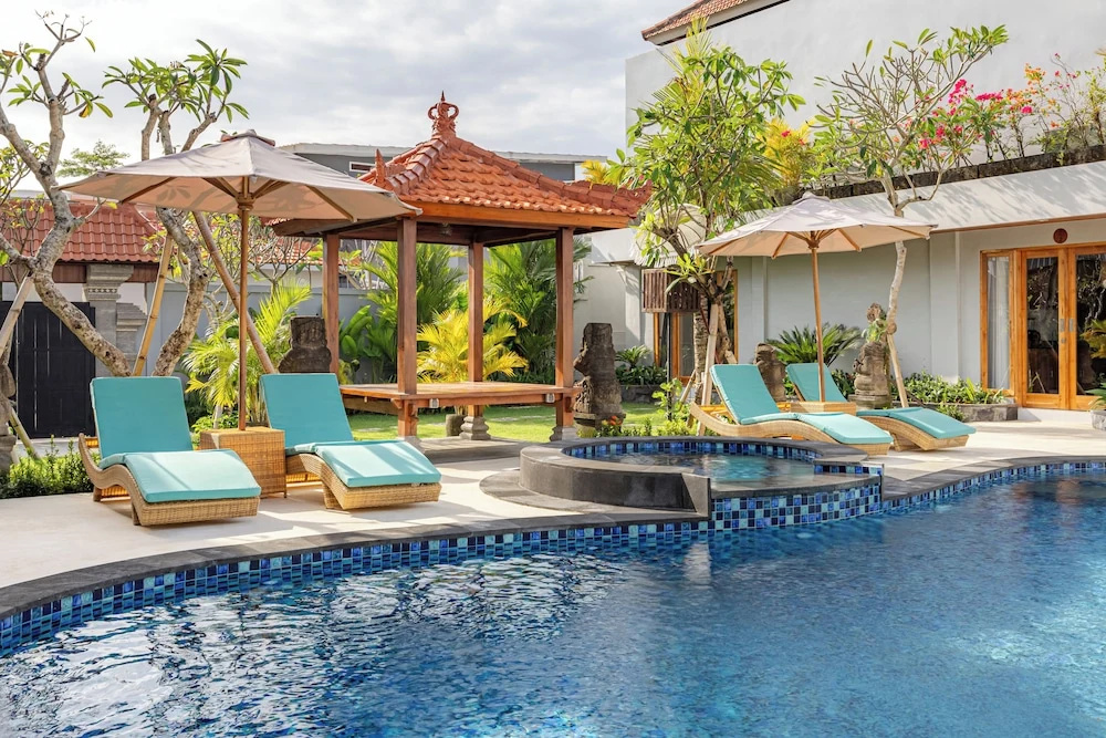 Dhong Livin Uluwatu