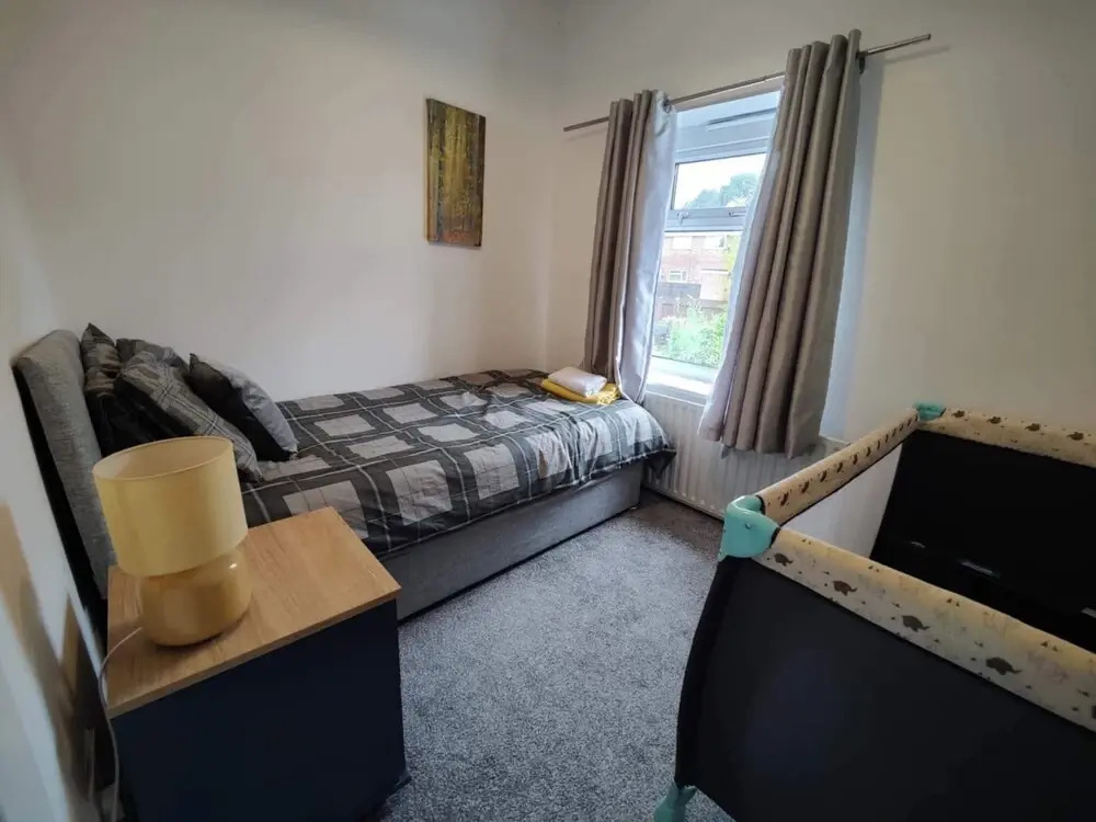 3 Bed House - Sleeps 7 - Garden - Parking - Wifi