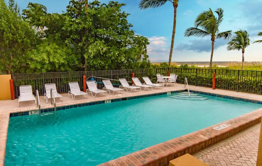 Estero Island Beach Villas 204, Sleeps 8, 2 Bedrooms, Gulf Front, Heated Pool