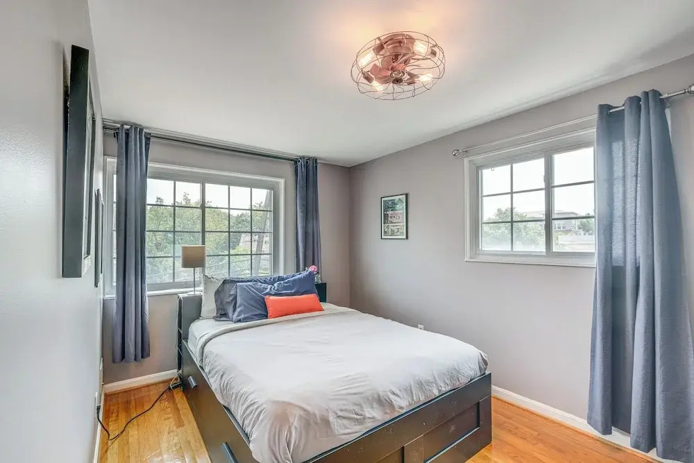Arlington Townhome w/ Furnished Patio!