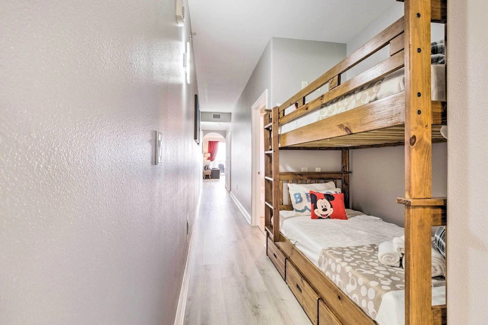 Family Resort Condo w/ 2 Pools: 1 Mi to Disney!