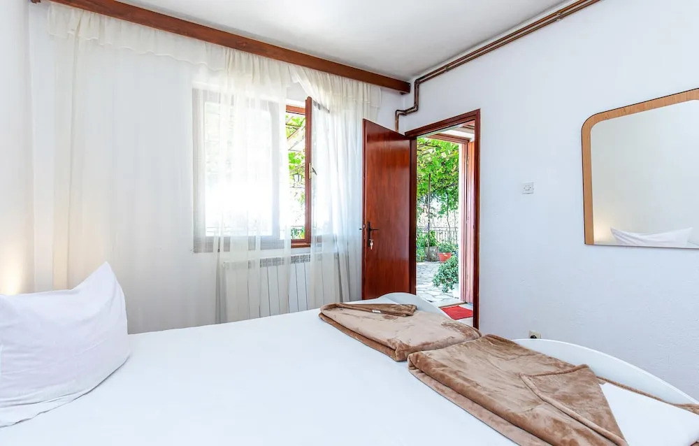 Beautiful apartment in Novi Vinodolski w/ 2 Bedrooms