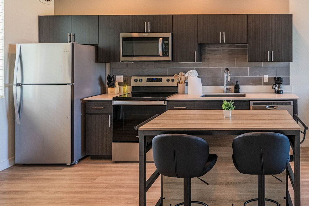 Sleek Stay 4mins to State Farm Stadium