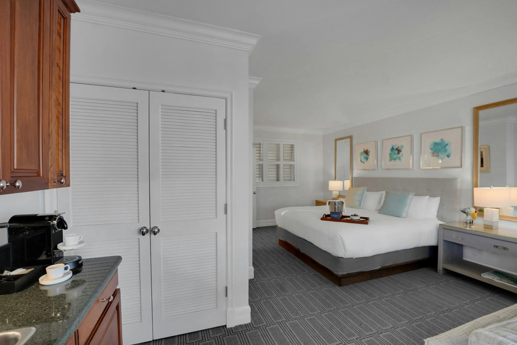 The Pillars Hotel & Club