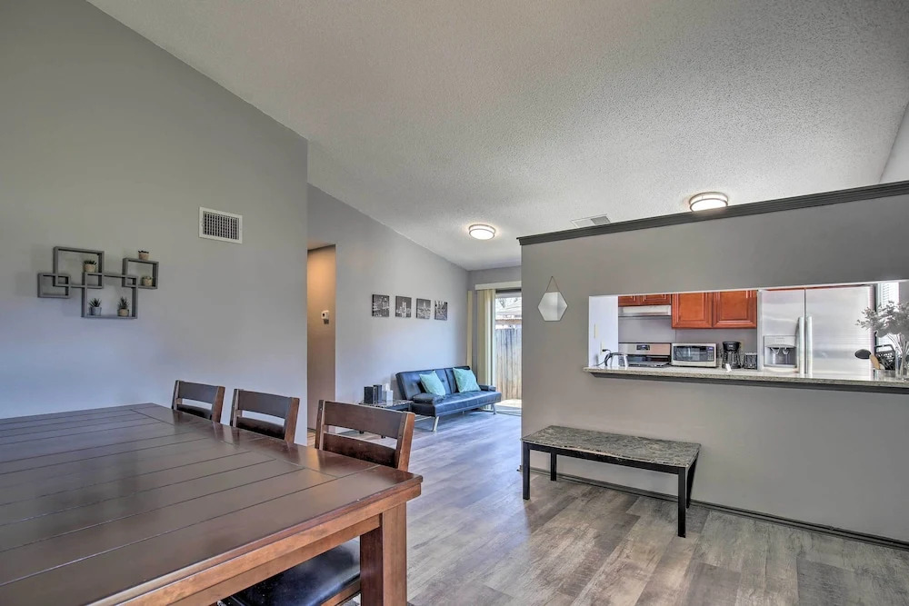 West San Antonio Home w/ Yard: 16 Mi to Dtwn!