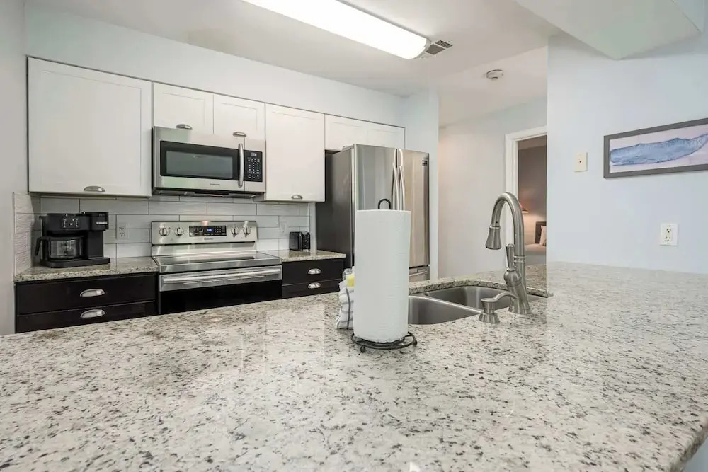 Sunshine & Whiskey Condo for 6 With Resort Amenities Near Grand Boulevard