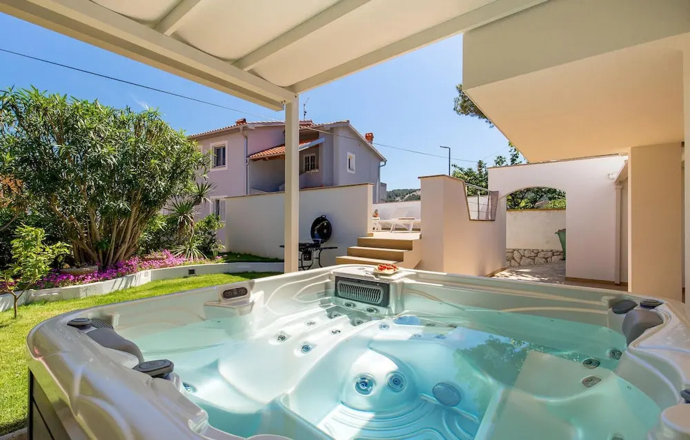 Awesome Home in Lopar with Hot Tub, WiFi & 2 Bedrooms