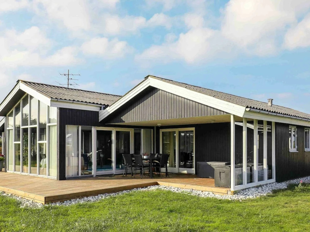 Wheelchair Accesible Cottage With Pool