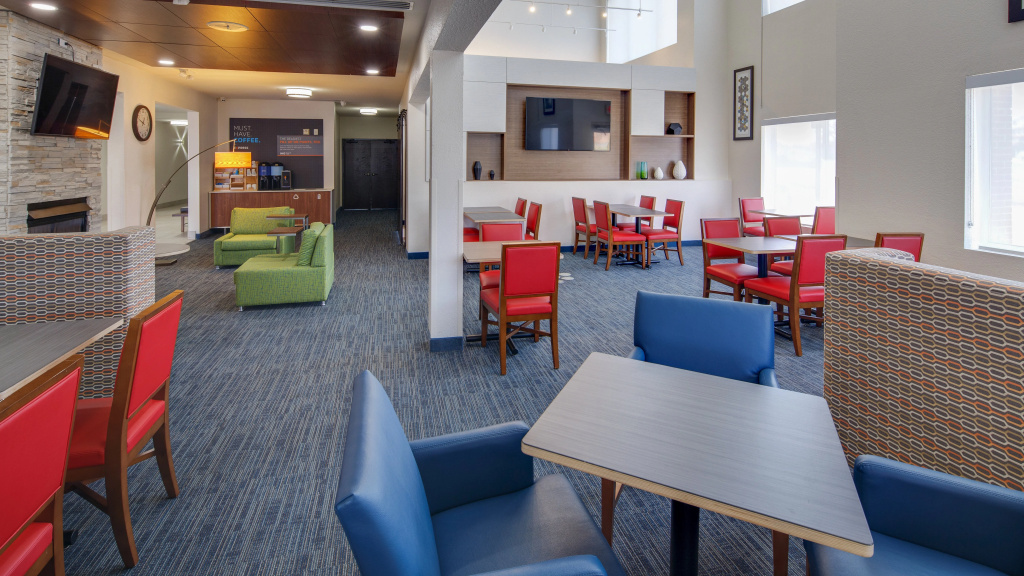 Holiday Inn Express & Suites Detroit - Farmington Hills by IHG
