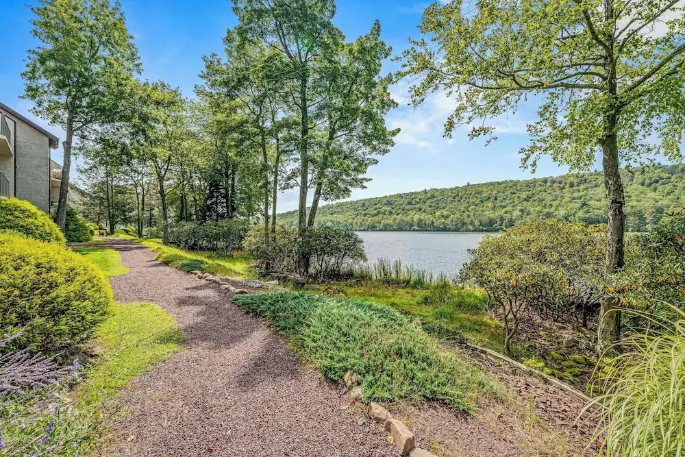 'cobbies Cove' Lakefront Gem: Epic Views & Pool!