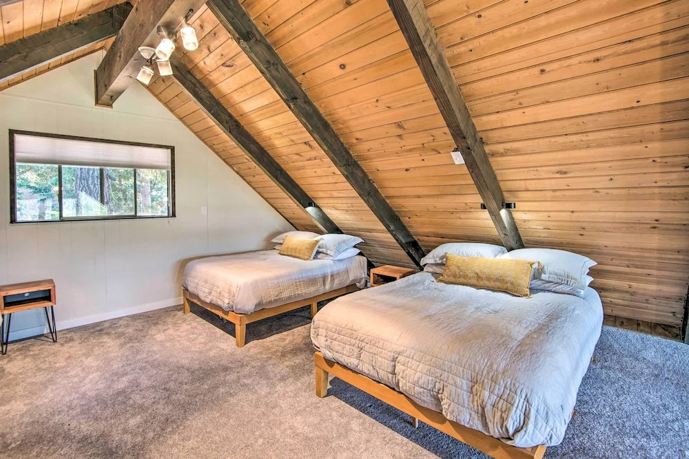 Alpine Retreat w/ Hot Tub & Mountain Views!