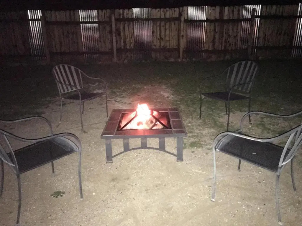 Desert Serenity in Yucca/Joshua Tree w/AC & Fire pit